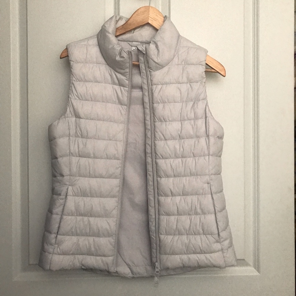 Old Navy Active White puffer vest w/zip close size MEDIUM WOMENS